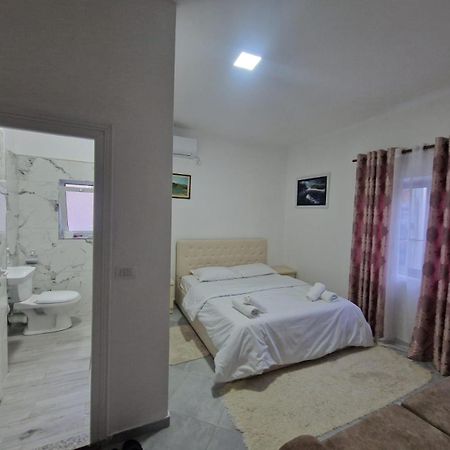 Bar-Restaurant-Hotel-Familja Klos Luaran gambar