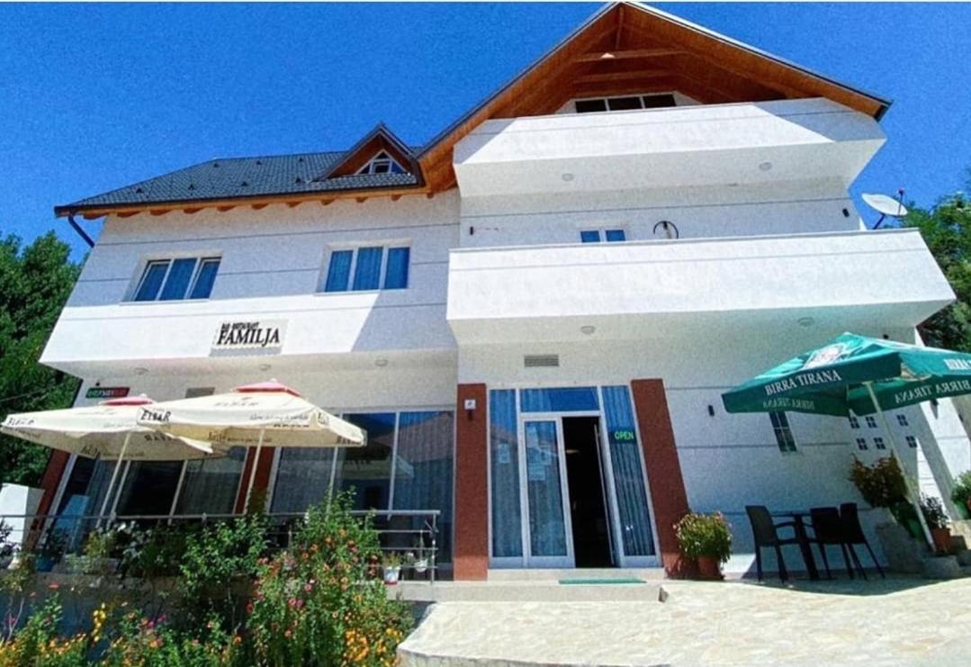 Bar-Restaurant-Hotel-Familja Klos Luaran gambar