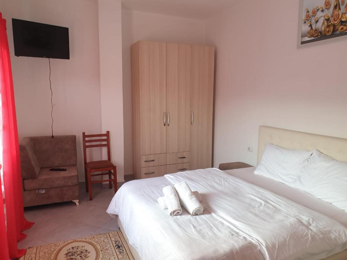 Bar-Restaurant-Hotel-Familja Klos Luaran gambar