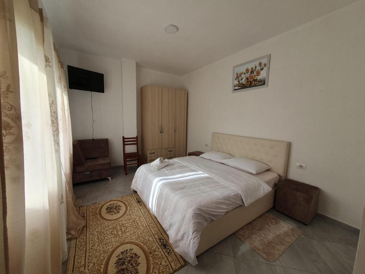 Bar-Restaurant-Hotel-Familja Klos Luaran gambar