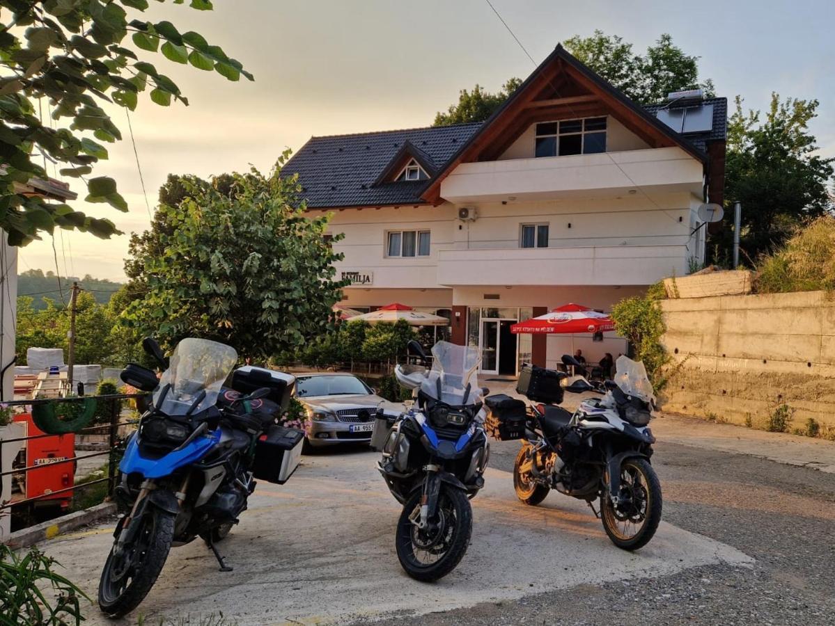 Bar-Restaurant-Hotel-Familja Klos Luaran gambar
