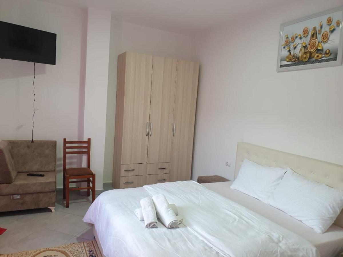 Bar-Restaurant-Hotel-Familja Klos Luaran gambar
