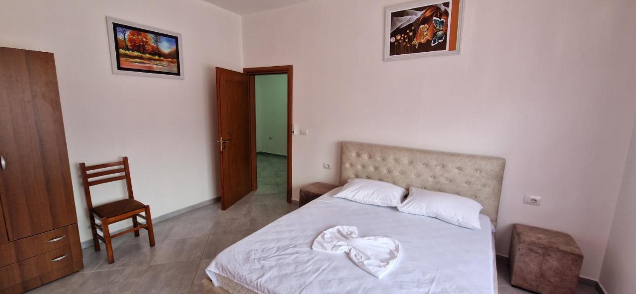 Bar-Restaurant-Hotel-Familja Klos Luaran gambar