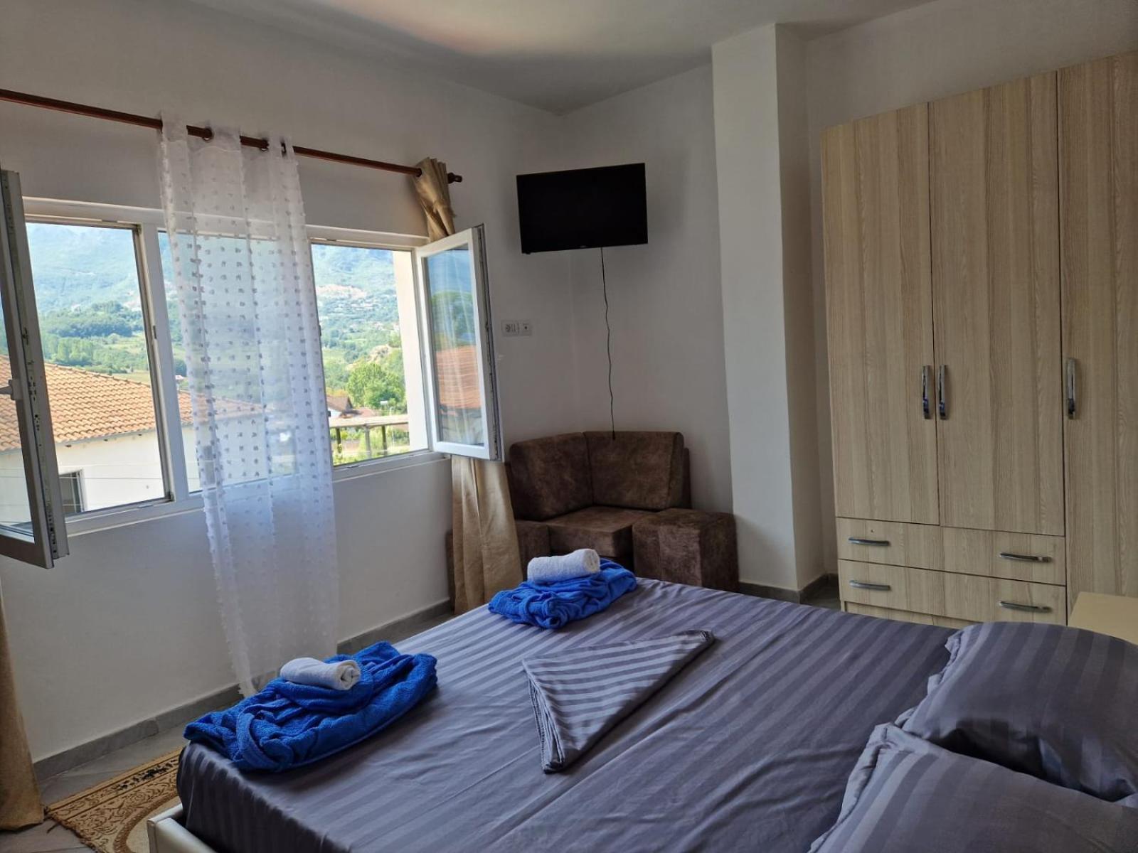 Bar-Restaurant-Hotel-Familja Klos Luaran gambar