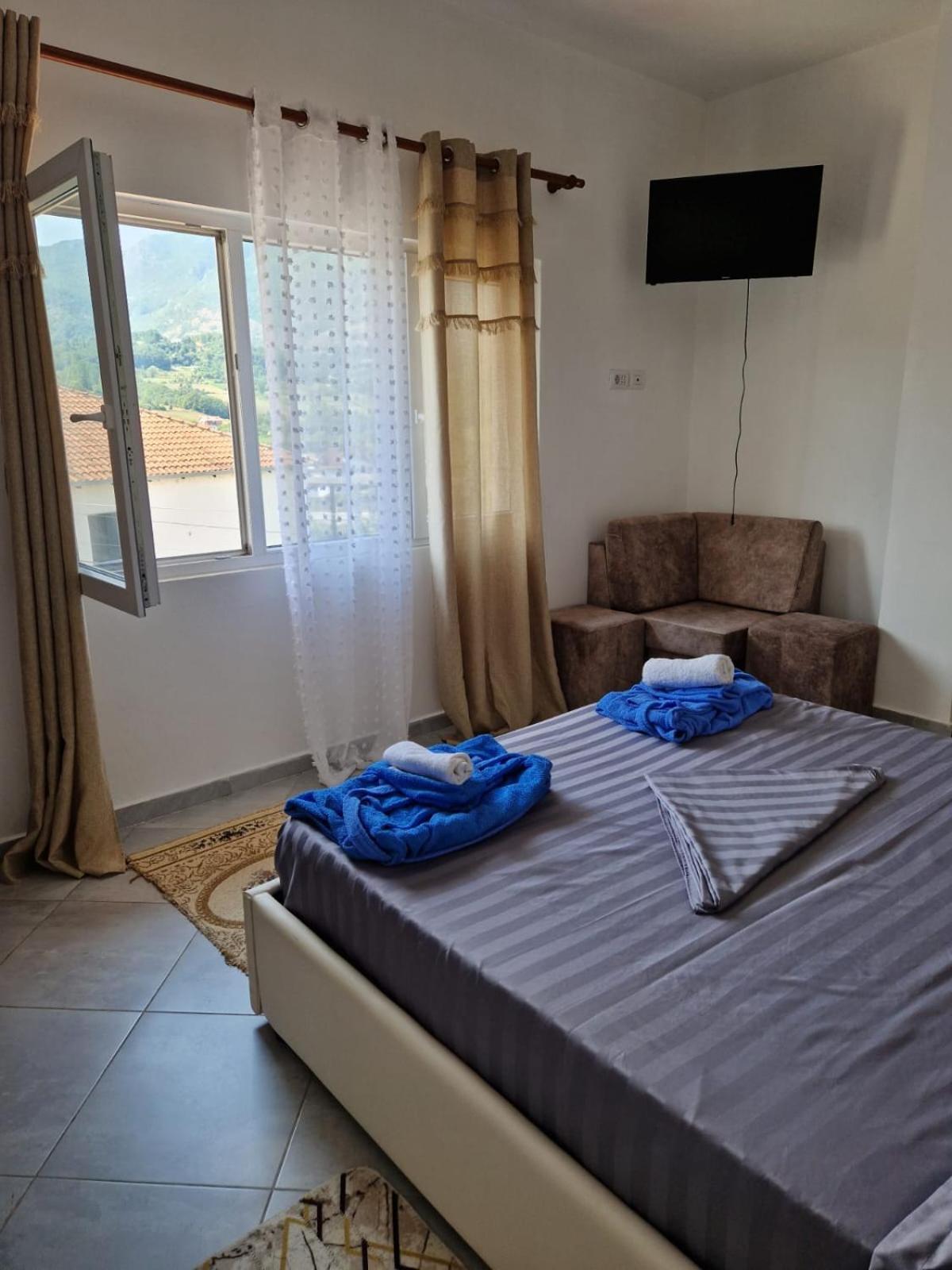 Bar-Restaurant-Hotel-Familja Klos Luaran gambar