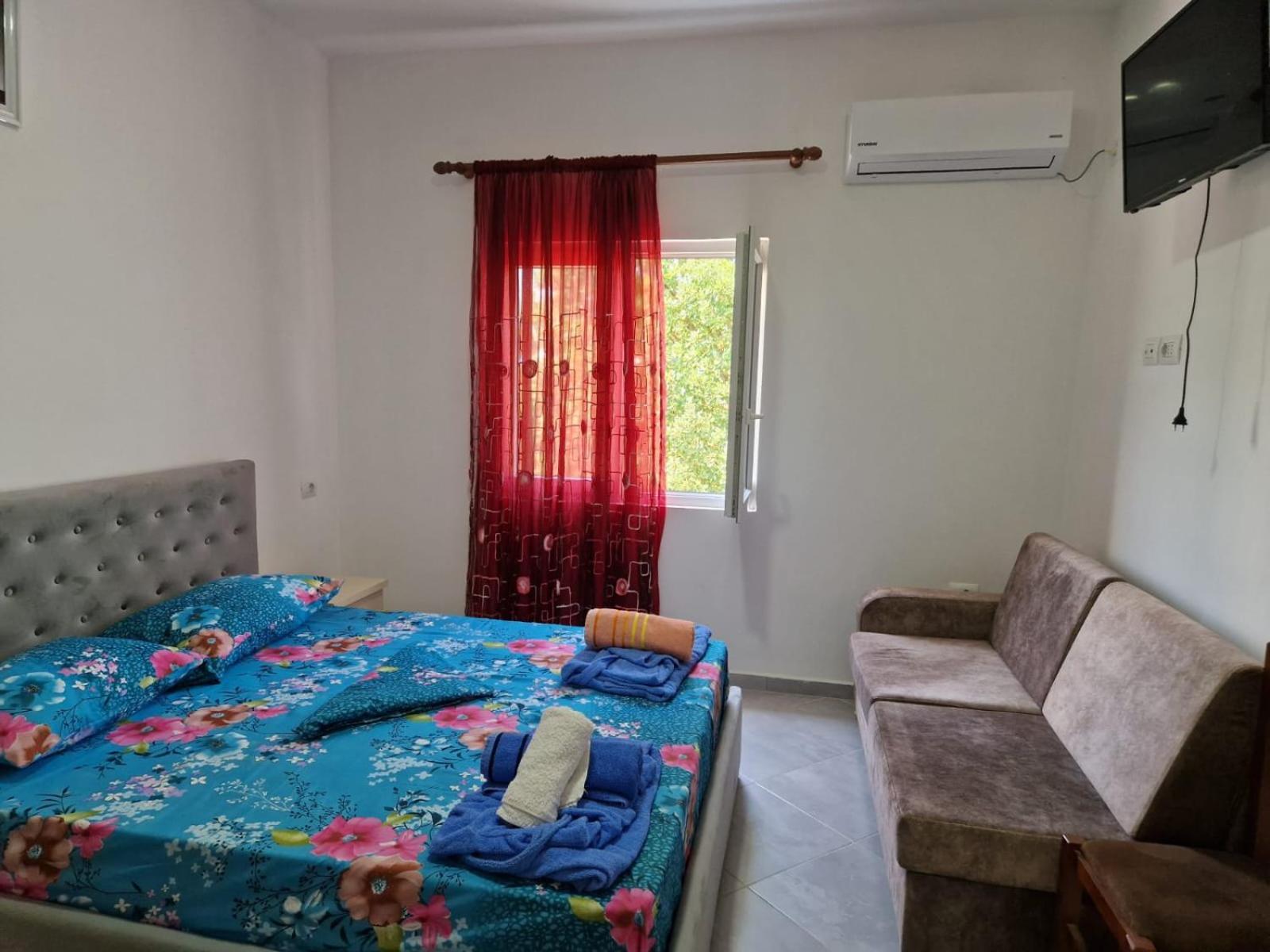 Bar-Restaurant-Hotel-Familja Klos Luaran gambar