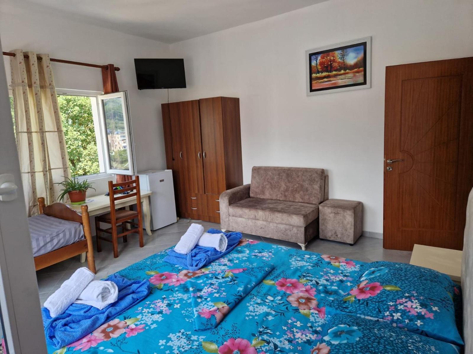 Bar-Restaurant-Hotel-Familja Klos Luaran gambar
