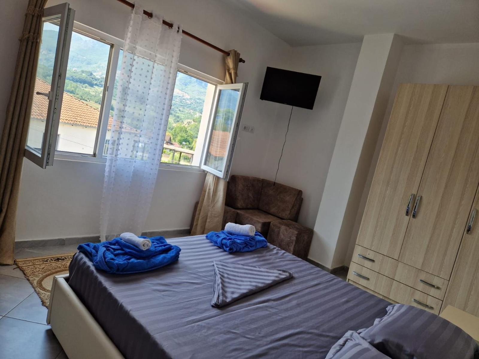 Bar-Restaurant-Hotel-Familja Klos Luaran gambar