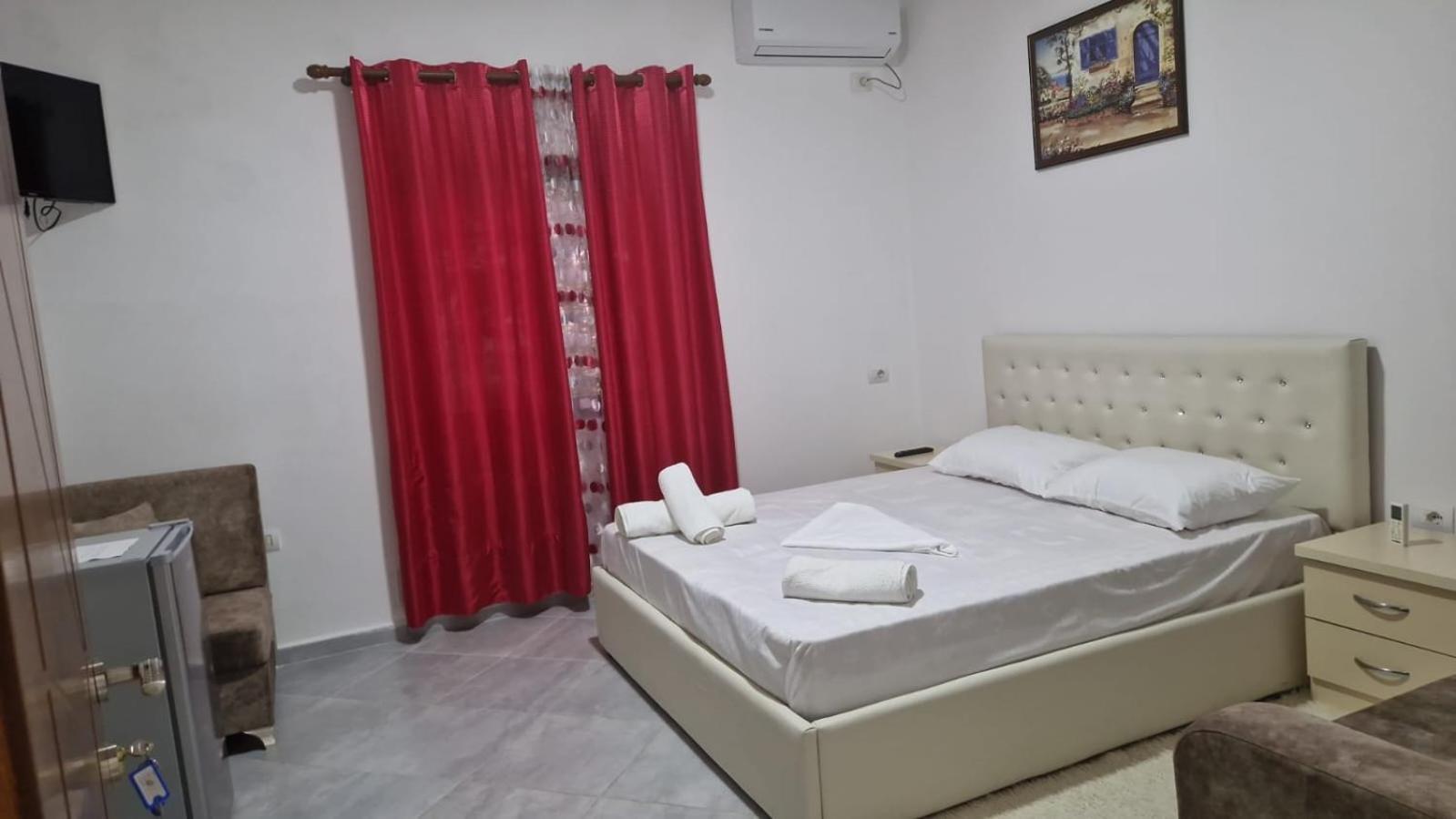 Bar-Restaurant-Hotel-Familja Klos Luaran gambar