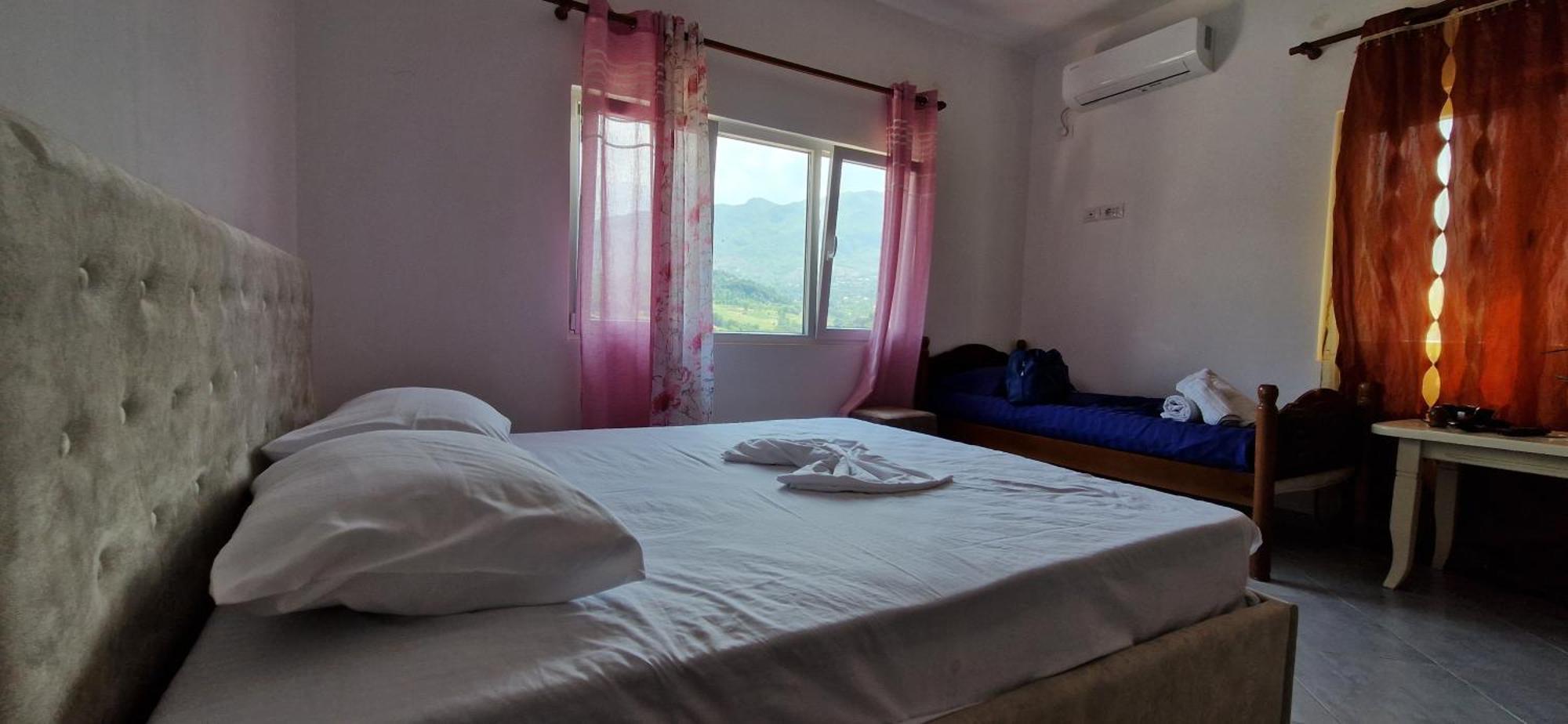 Bar-Restaurant-Hotel-Familja Klos Luaran gambar