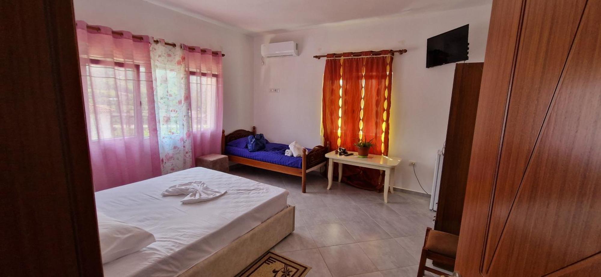 Bar-Restaurant-Hotel-Familja Klos Luaran gambar