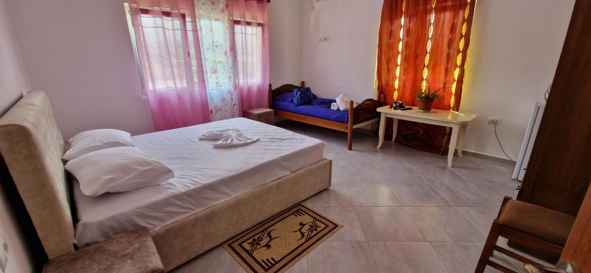 Bar-Restaurant-Hotel-Familja Klos Luaran gambar