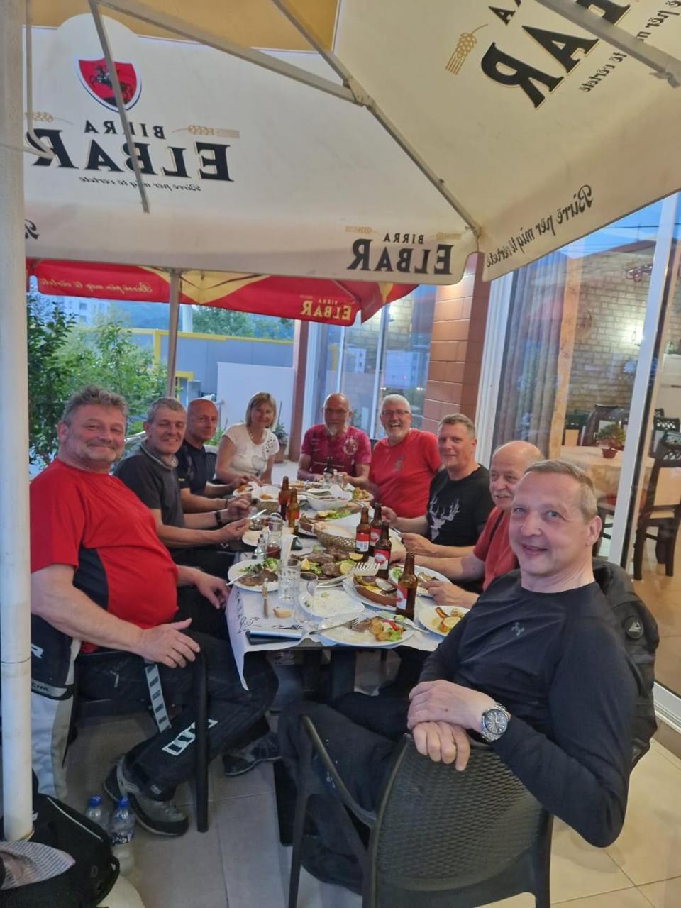 Bar-Restaurant-Hotel-Familja Klos Luaran gambar