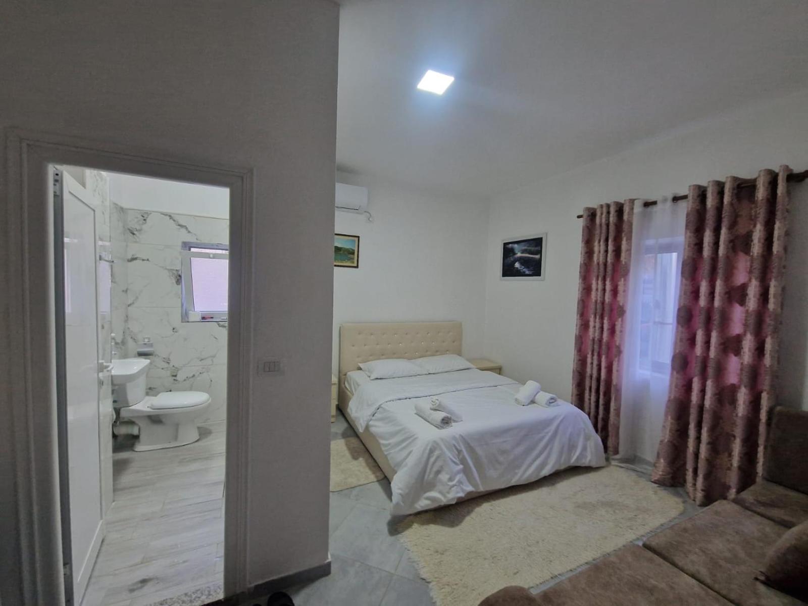 Bar-Restaurant-Hotel-Familja Klos Luaran gambar