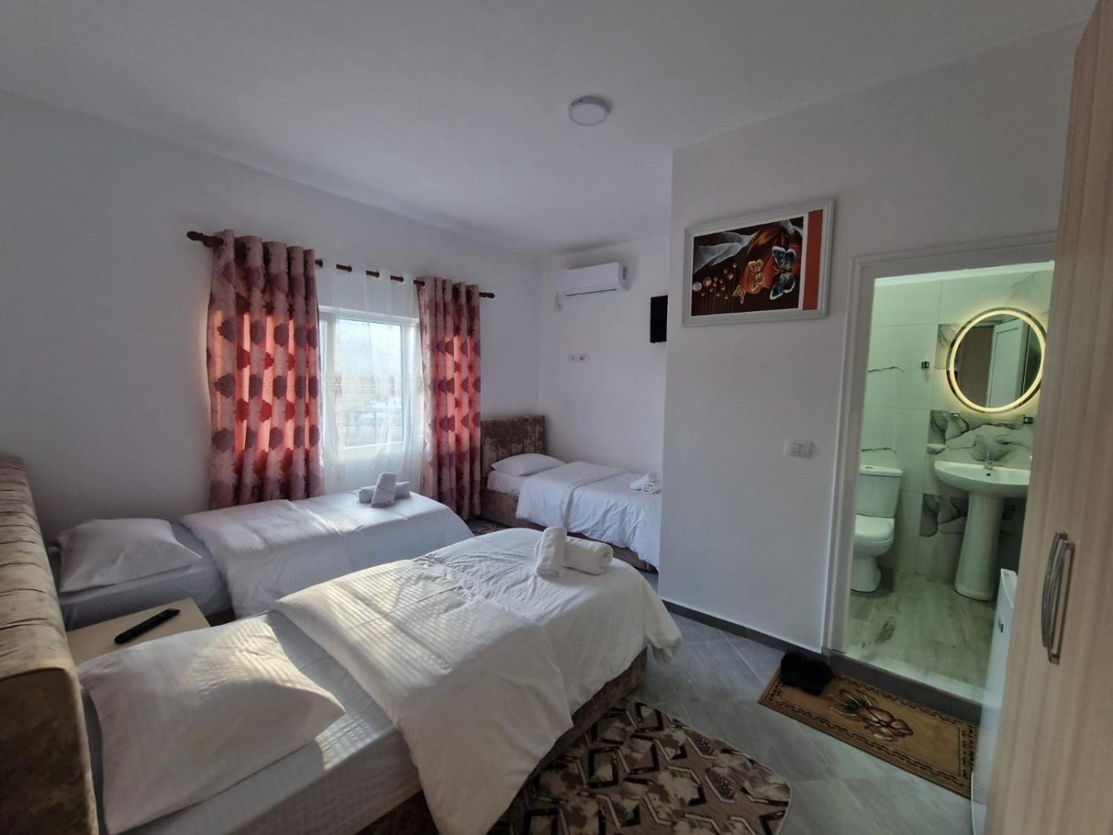 Bar-Restaurant-Hotel-Familja Klos Luaran gambar