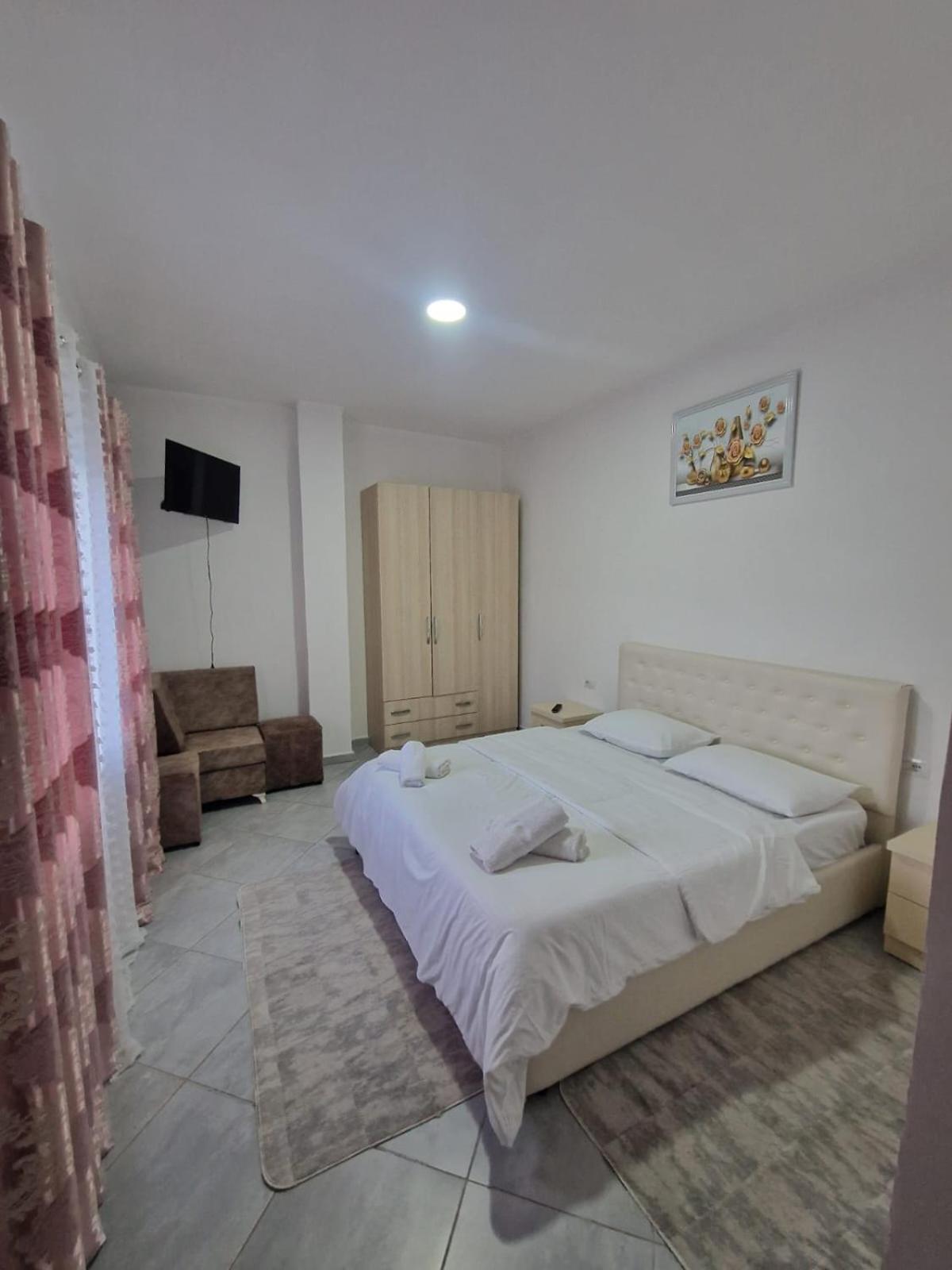 Bar-Restaurant-Hotel-Familja Klos Luaran gambar