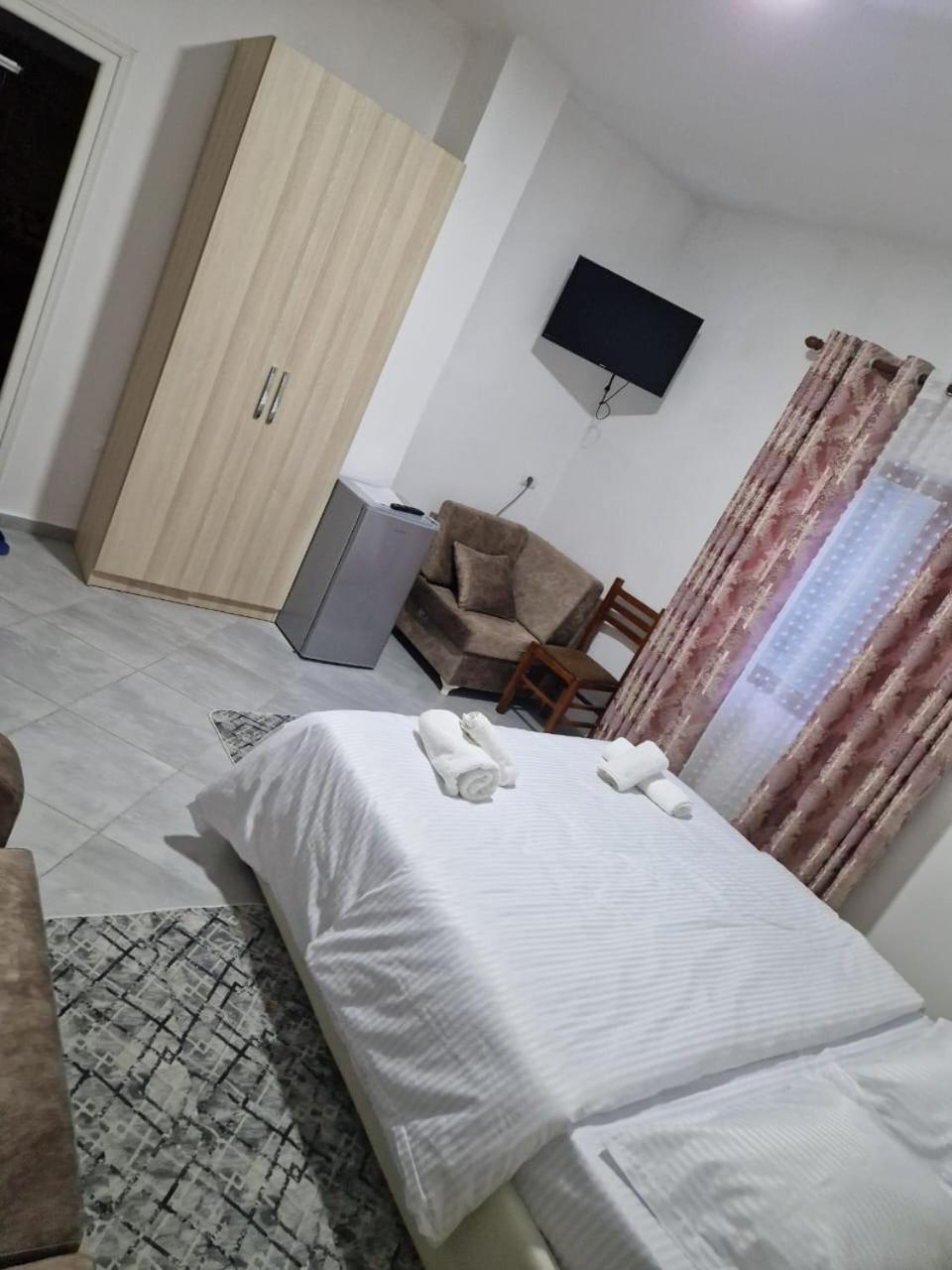 Bar-Restaurant-Hotel-Familja Klos Luaran gambar