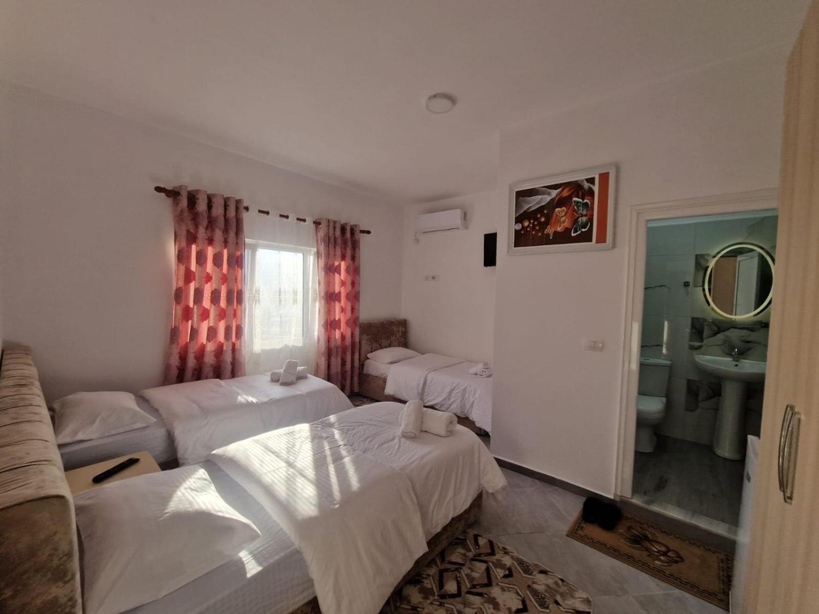 Bar-Restaurant-Hotel-Familja Klos Luaran gambar