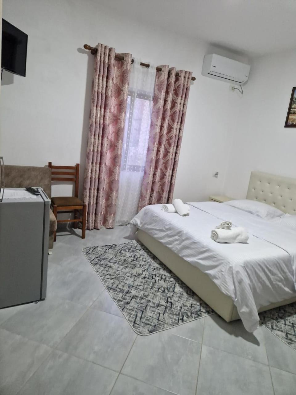 Bar-Restaurant-Hotel-Familja Klos Luaran gambar