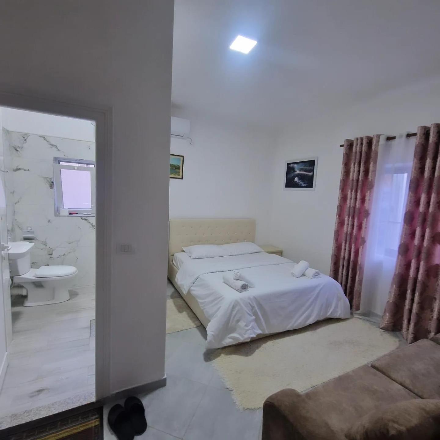 Bar-Restaurant-Hotel-Familja Klos Luaran gambar