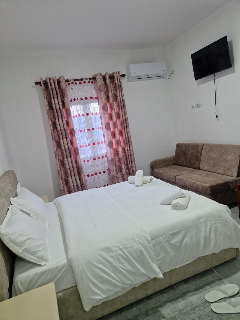Bar-Restaurant-Hotel-Familja Klos Luaran gambar