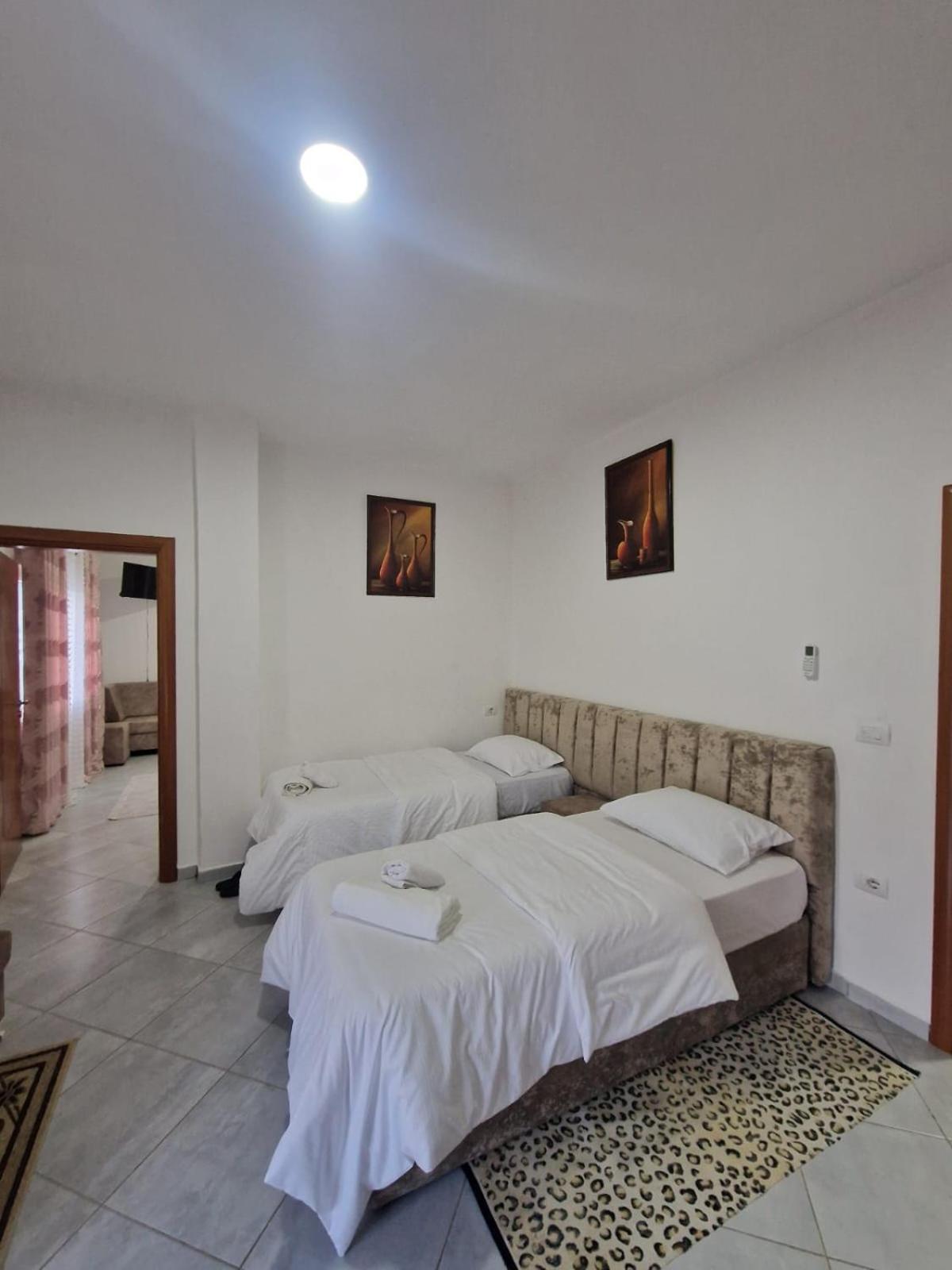 Bar-Restaurant-Hotel-Familja Klos Luaran gambar