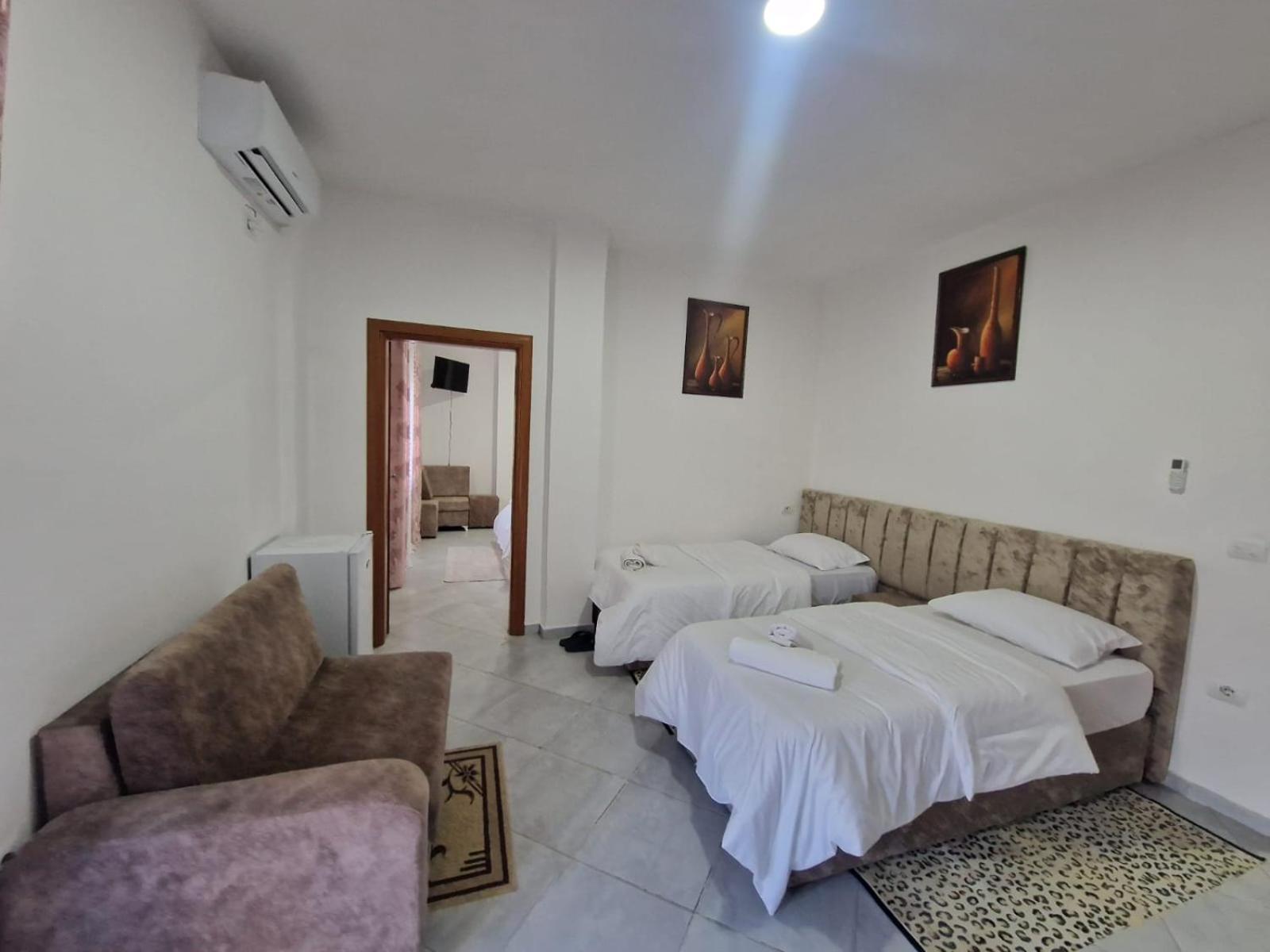 Bar-Restaurant-Hotel-Familja Klos Luaran gambar