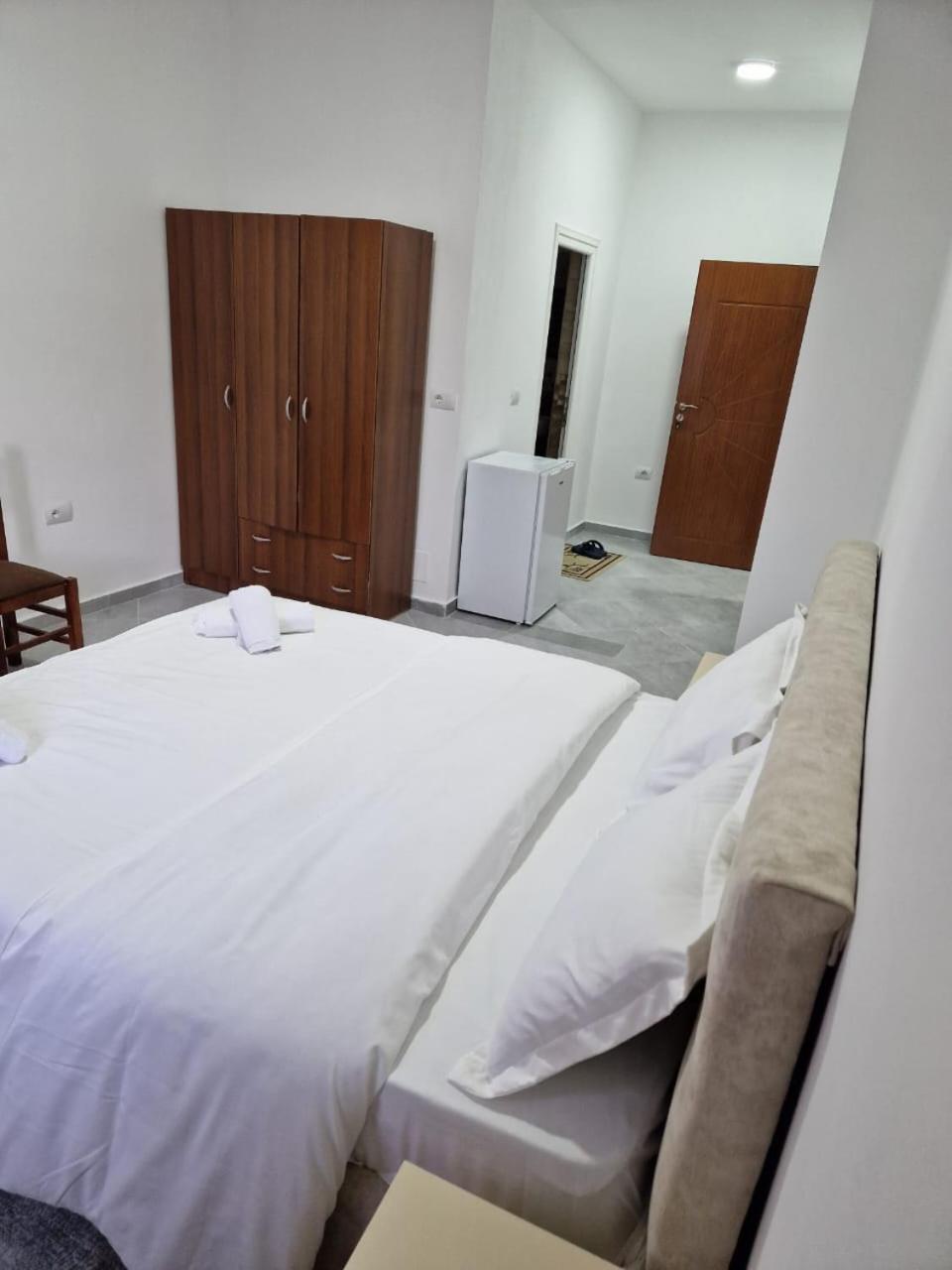 Bar-Restaurant-Hotel-Familja Klos Luaran gambar